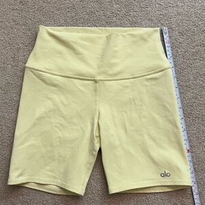 ALO Yoga Size Small Yellow 7" High-Waist Biker Shorts